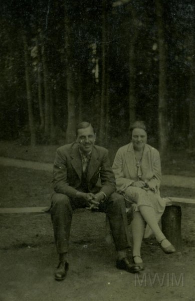 KKE 6012.jpg - KKE 6012 – Fot. Rodzinne. Jerzy i Maria Sikorscy – rodzice Piotra Sikorskiego, Kulawa – Żółkiew, 1932 r.